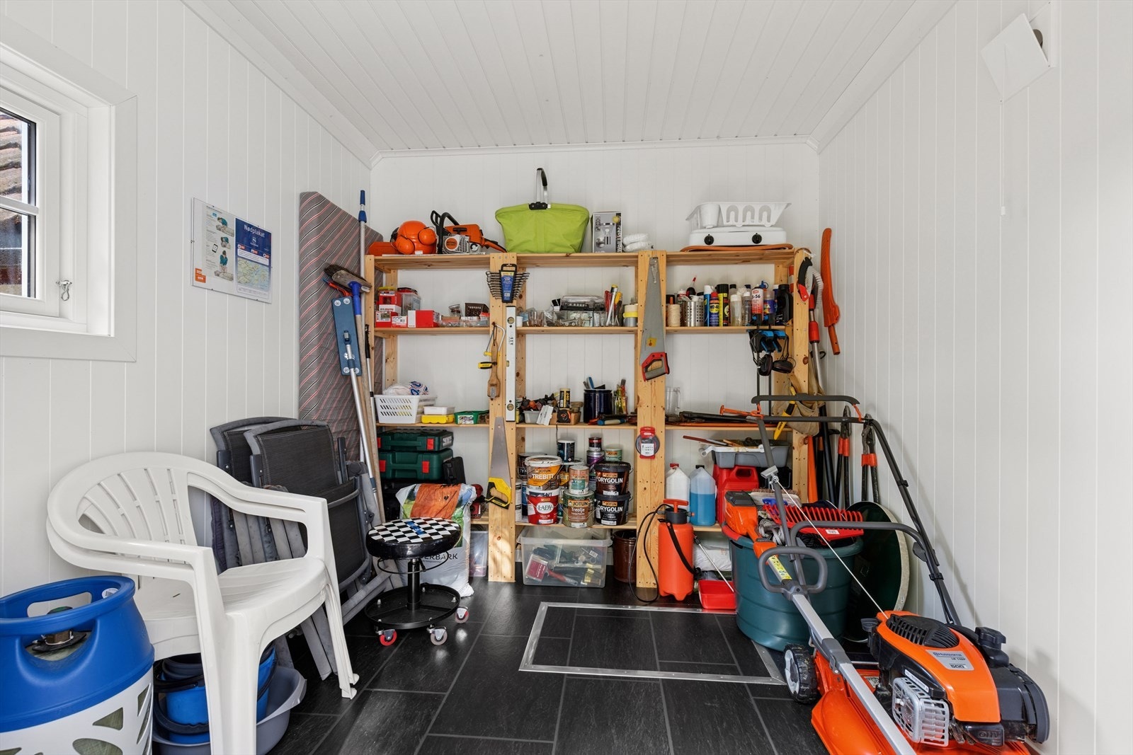 Annekset inneholder også en praktisk bod med god lagringsplass for verktøy og utstyr. Galleribilde