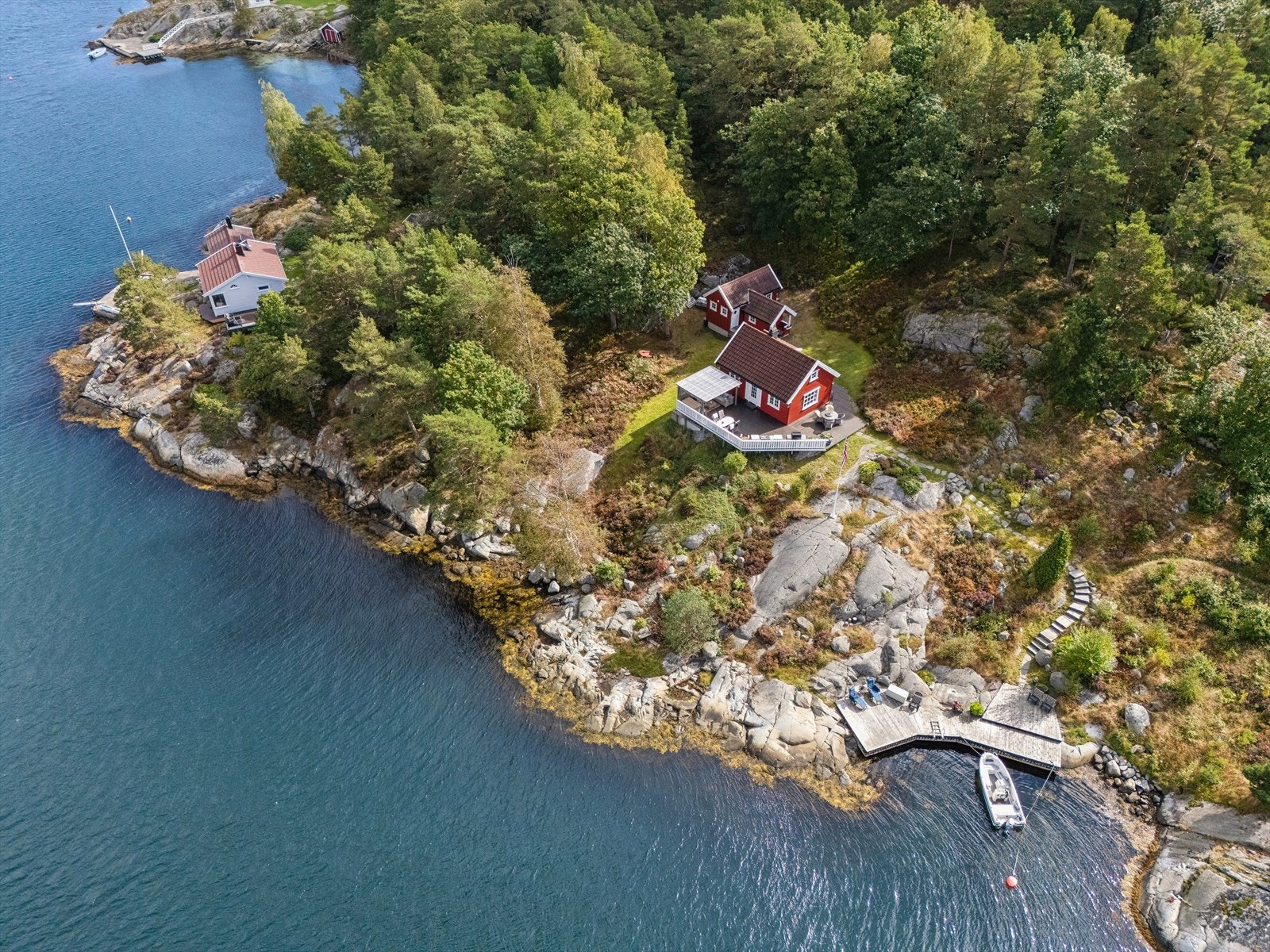 En oversikt som viser hyttas plassering på den romslige tomten, med god avstand til naboer. Galleribilde