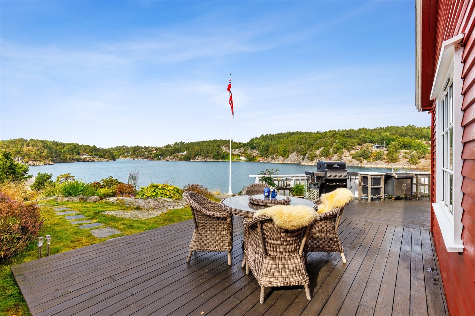 Den store terrassen har rikelig med plass for både spisebord og sittegrupper. Galleribilde