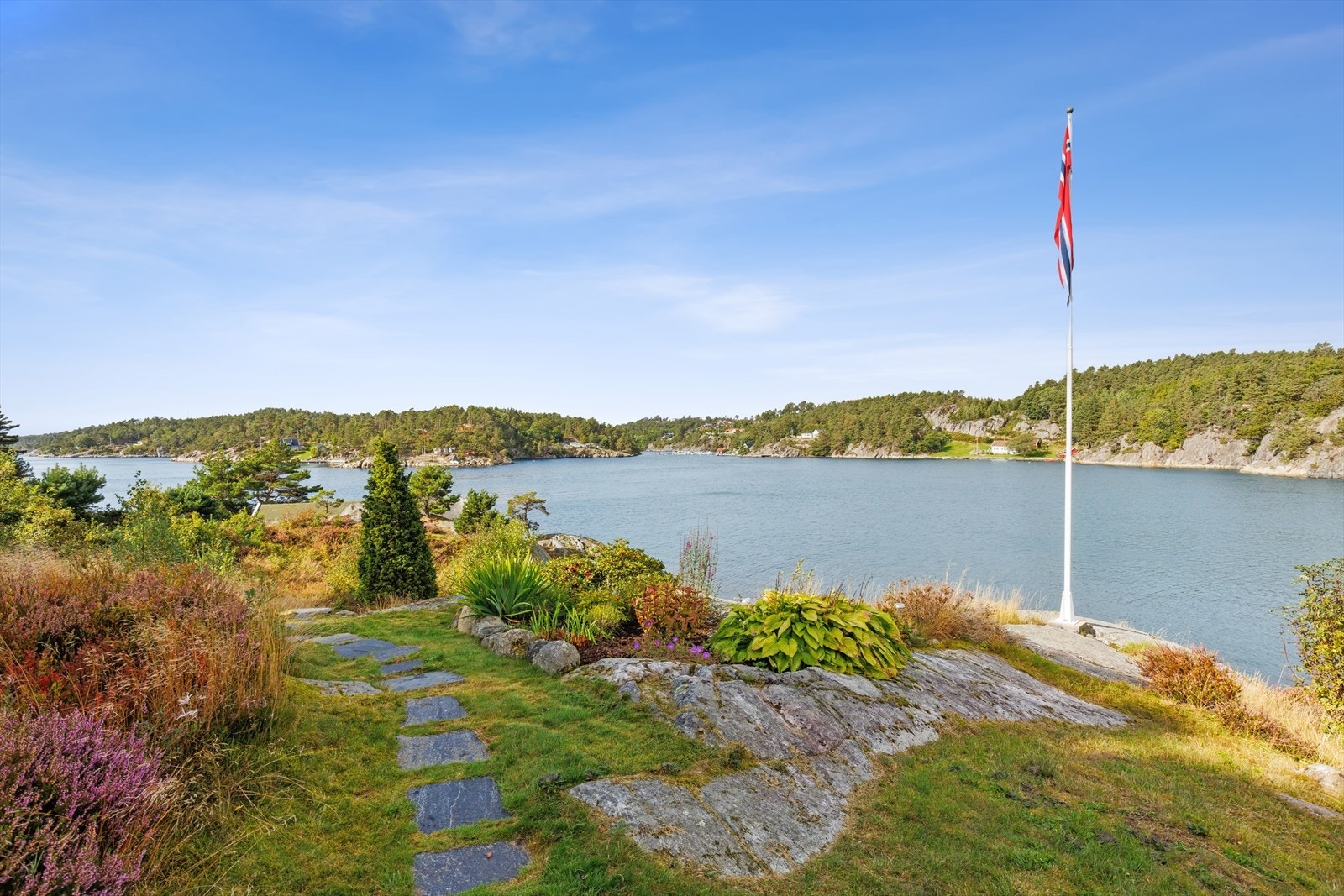 Tomten er er oppkranset av et vakkert og idyllisk landskap. Galleribilde