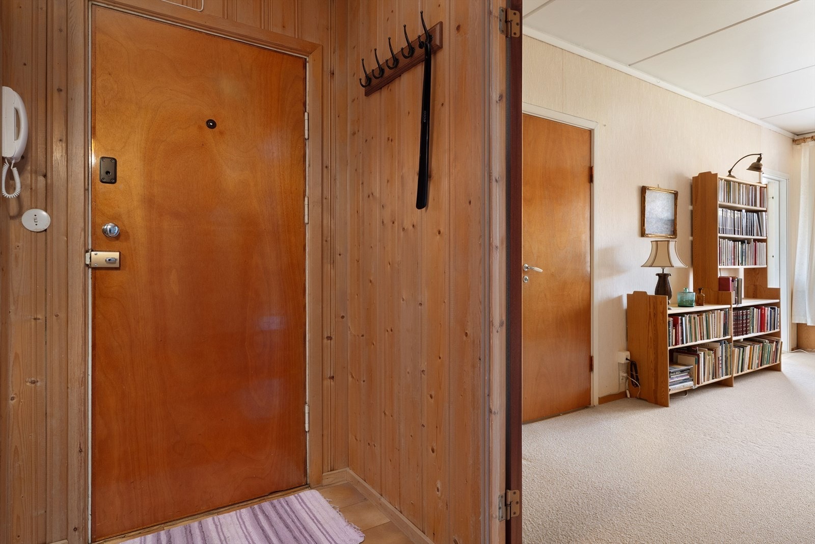 Entré & gang måler 5 kvm, og er innredet med knaggoppheng, dørtelefon og innebygd garderobeskap. Galleribilde