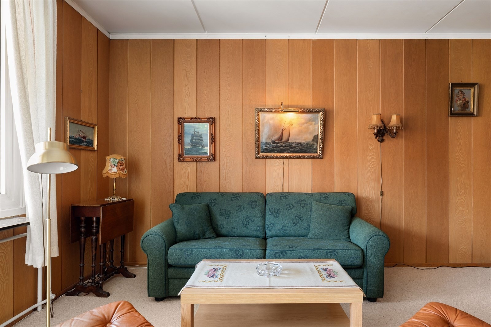 Her er det god plass til både sofa/tv-krok og spisegruppe. Galleribilde