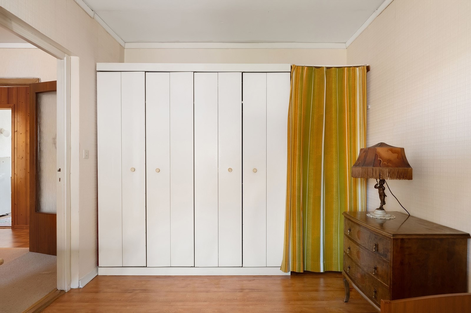 I dag er det montert en praktisk garderobe løsning langs ene veggen. Galleribilde