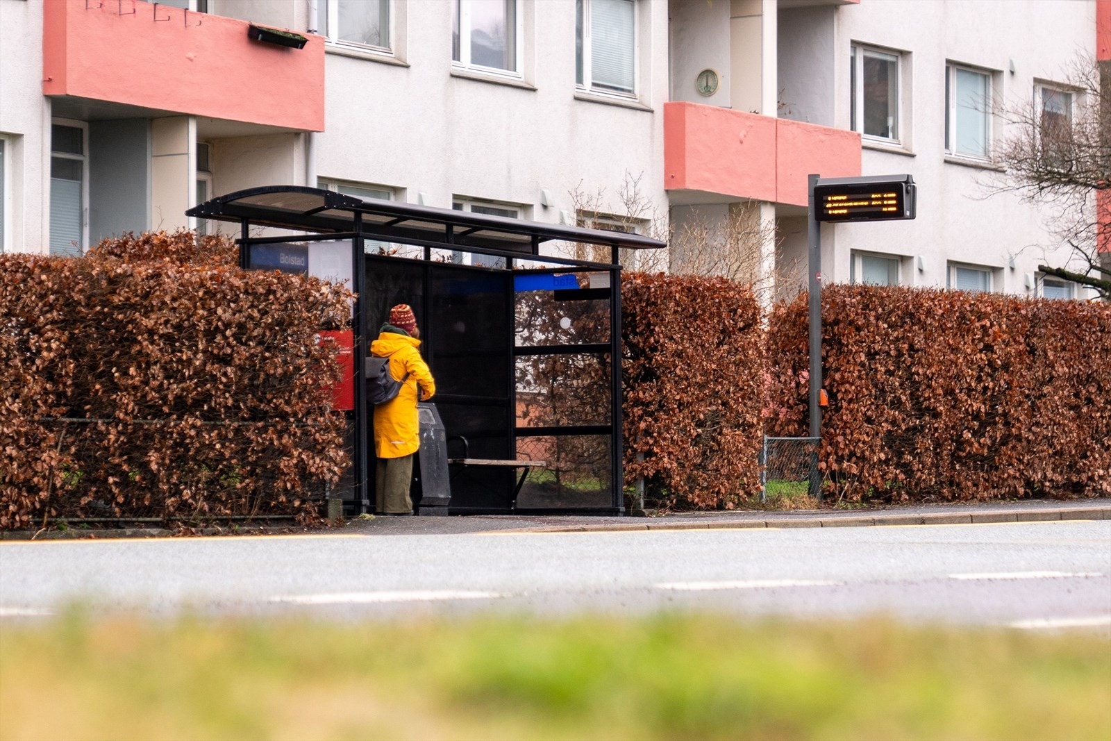 Høgskulen på Vestlandet (HVL) ligger innen gangavstand, mens Universitetet (UiB) og Handelshøyskolen BI er en kort busstur unna. Studerer du på Norges Handelshøyskole (NHH) frakter linje 16E deg direkte fra Nattlandsveien til skolen. Galleribilde