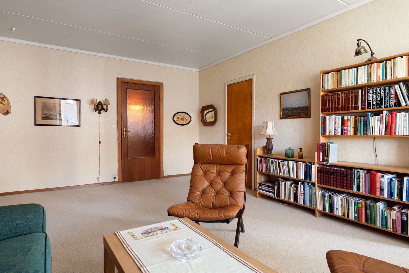 Boligen fremstår i dag med eldre, vellholdt standard. Radiatorovnen i stuen sørger for behagelig temperatur store deler av året. Sentralvarmen er inkludert i de lave felleskostnadene. Galleribilde
