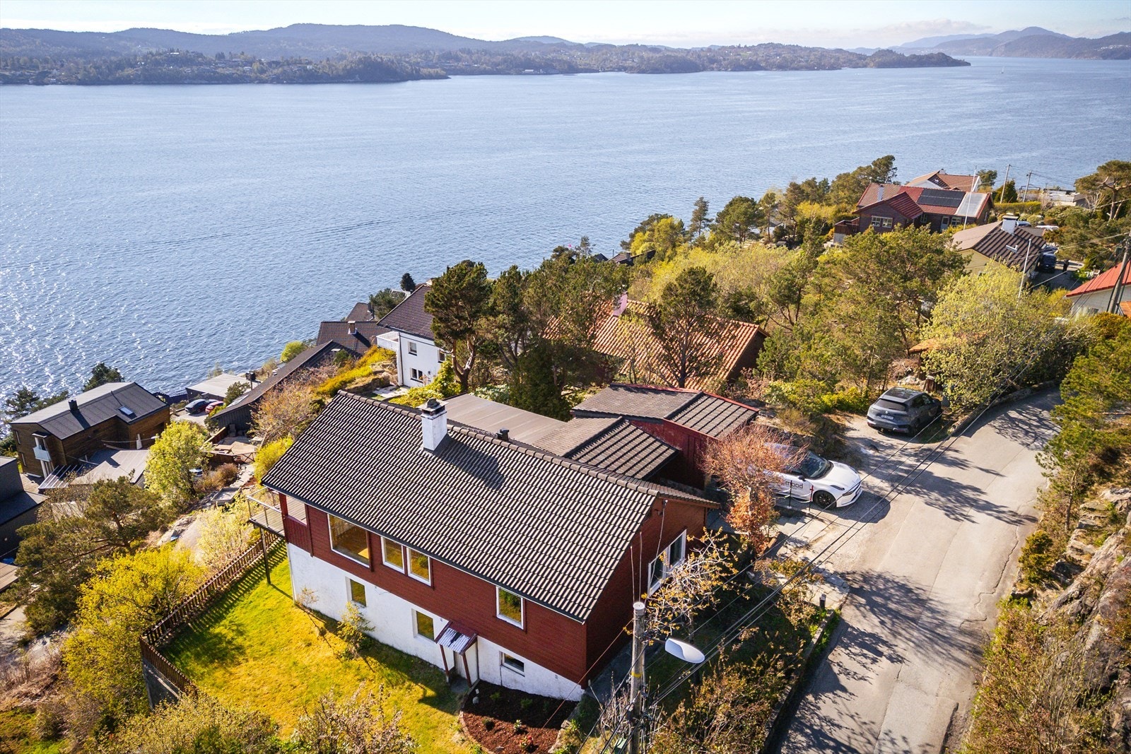 Boligen ligger høyt og fritt i terrenget, med gode sol- og utsiktsforhold. Galleribilde