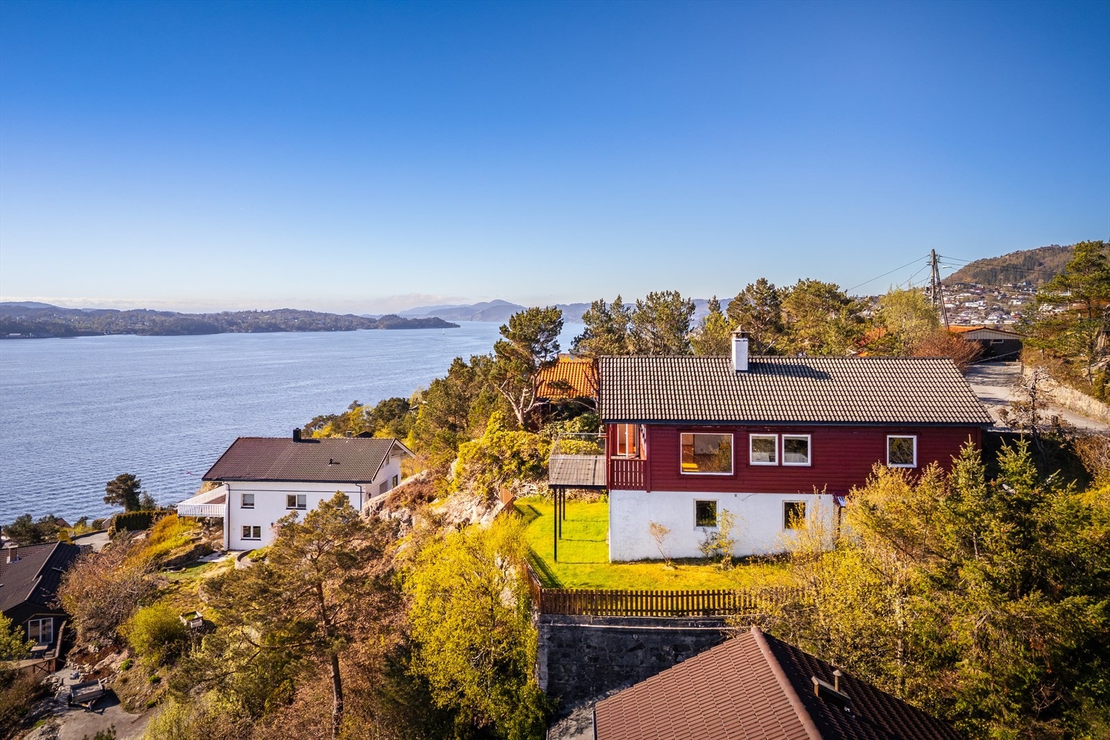 Fra eiendommen er det utsikt over fjorden og omkringliggende landskap. Galleribilde
