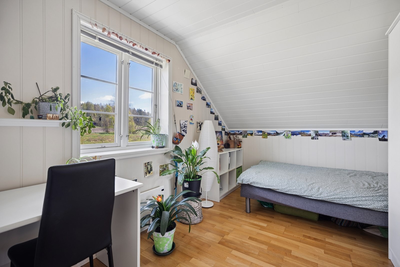 Et av fire soverom i hybelen med plass til seng, skrivepult og oppbevaring. Galleribilde