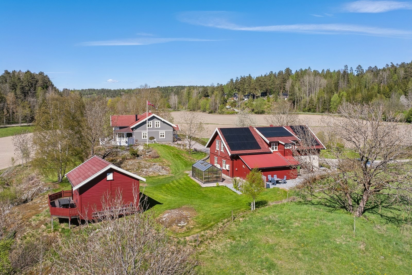 Boligen har vannbåren gulvvarme i hele 1 etg. Det elektriske anlegget ble rehabilitert i 2008 og i 2022 ble det montert solceller på garasjetak. Disse produserer ca. 12200 kwt. Galleribilde