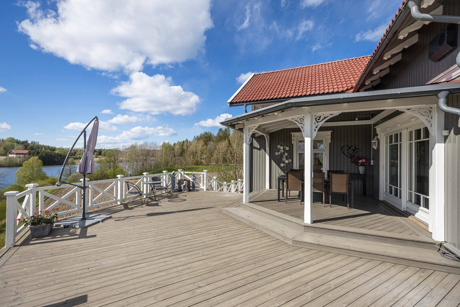 Terrassen er vendt mot syd og vest, noe som gir svært gode solforhold gjennom store deler av dagen og kvelden. Den er på ca. 60 kvm, hvorav ca. 14 kvm er overbygget. Perfekt for å nyte uteplassen uansett vær. Galleribilde