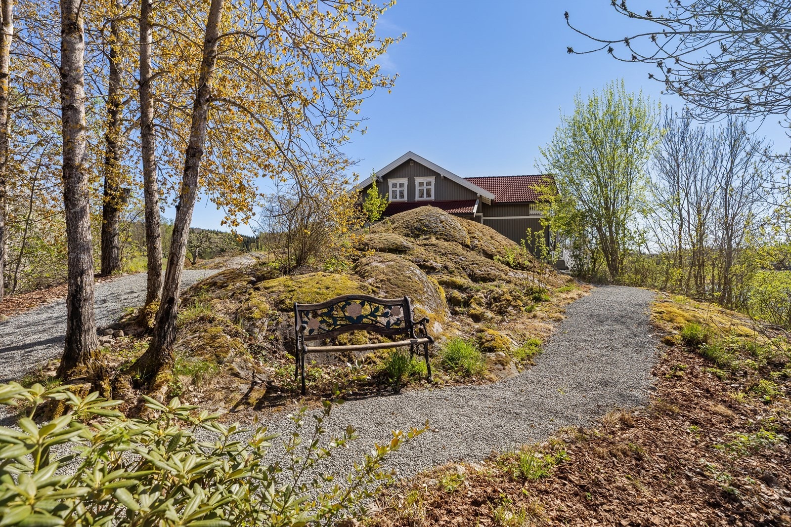 På nordsiden har selger anlagt en stemningsfull natursti med singelbelagte stier og en hyggelig utebenk. Et fredelig og skjermet område hvor man kan finne ro og sval skygge på varme dager. Galleribilde