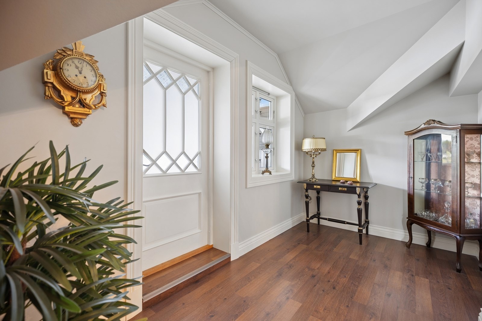 Mellomgang i 2. etasje med fleksibel bruksmulighet, eksempelvis som hjemmekontor eller leseplass. Fra mellomgangen er det direkte utgang til romslig balkong. Et hyggelig uteareal med god plass til utemøbler. Galleribilde