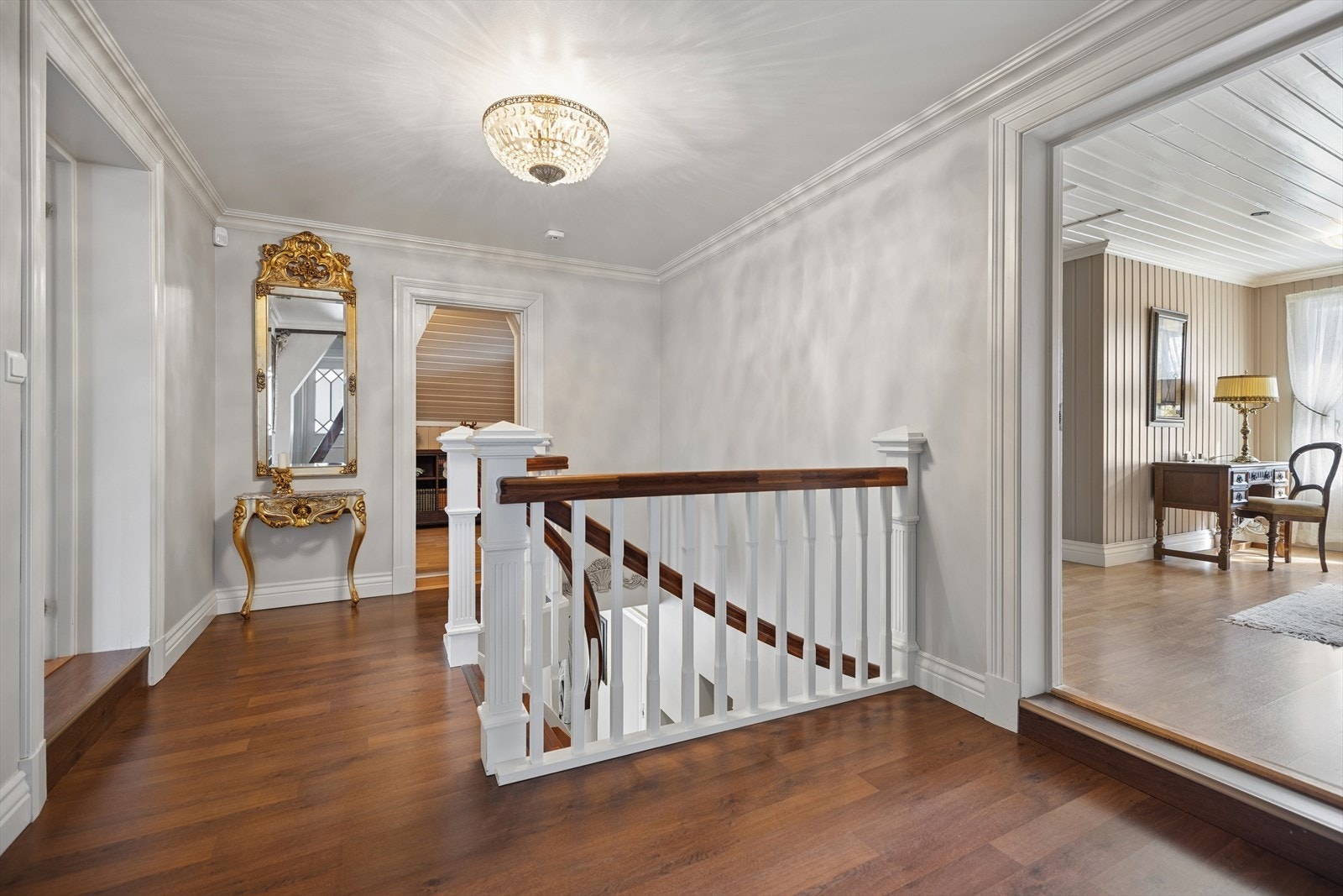 Hyggelig trapperom i 2. etasje, plassert midt i boligen med trapp opp fra entréen. En praktisk og naturlig forbindelse mellom boligens etasjer. Galleribilde
