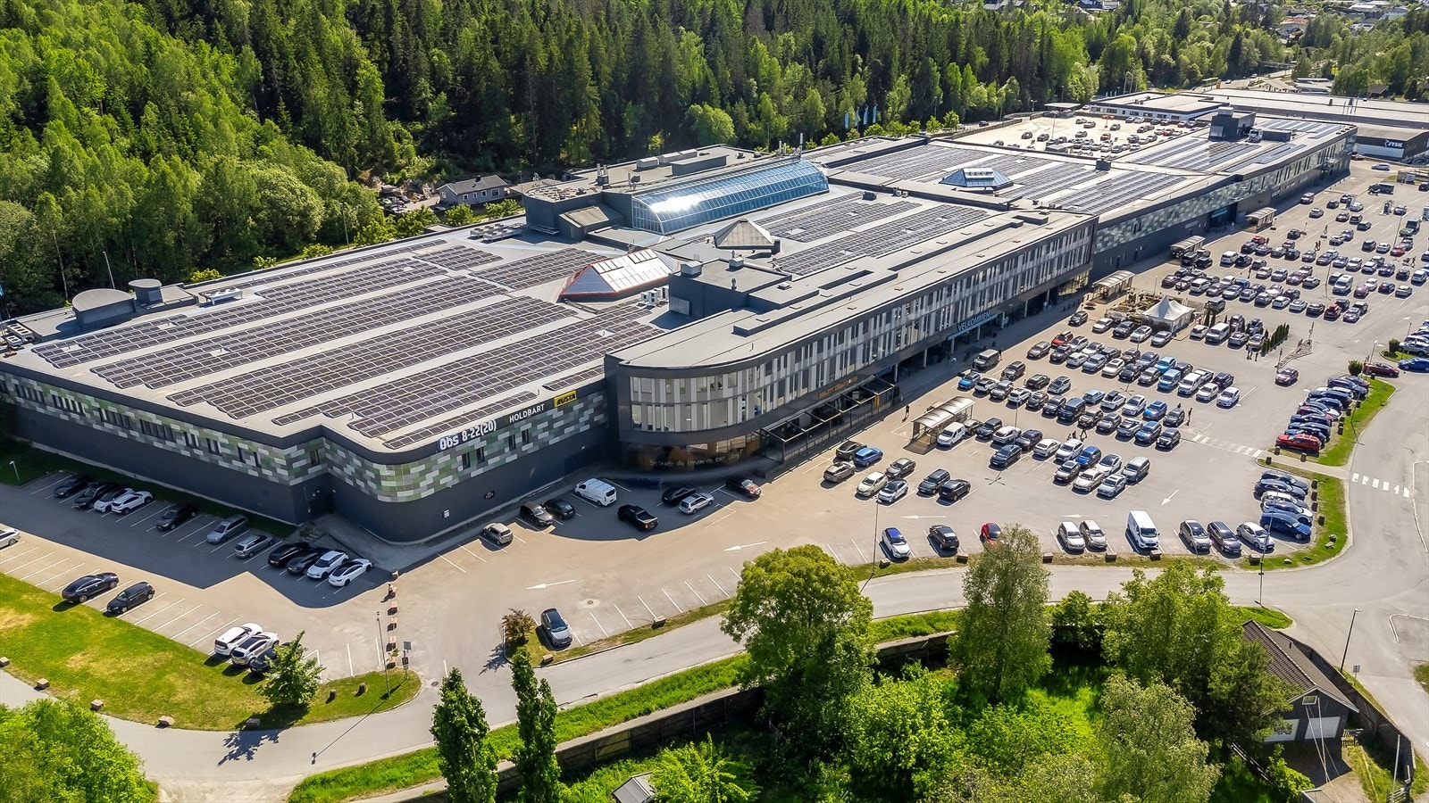 i tillegg til alle servicetilbud i Ås sentrum så finner man Vinterbro senter som ligger en kort kjøretur unna og byr på et bredt utvalg butikker og servicetilbud. Galleribilde