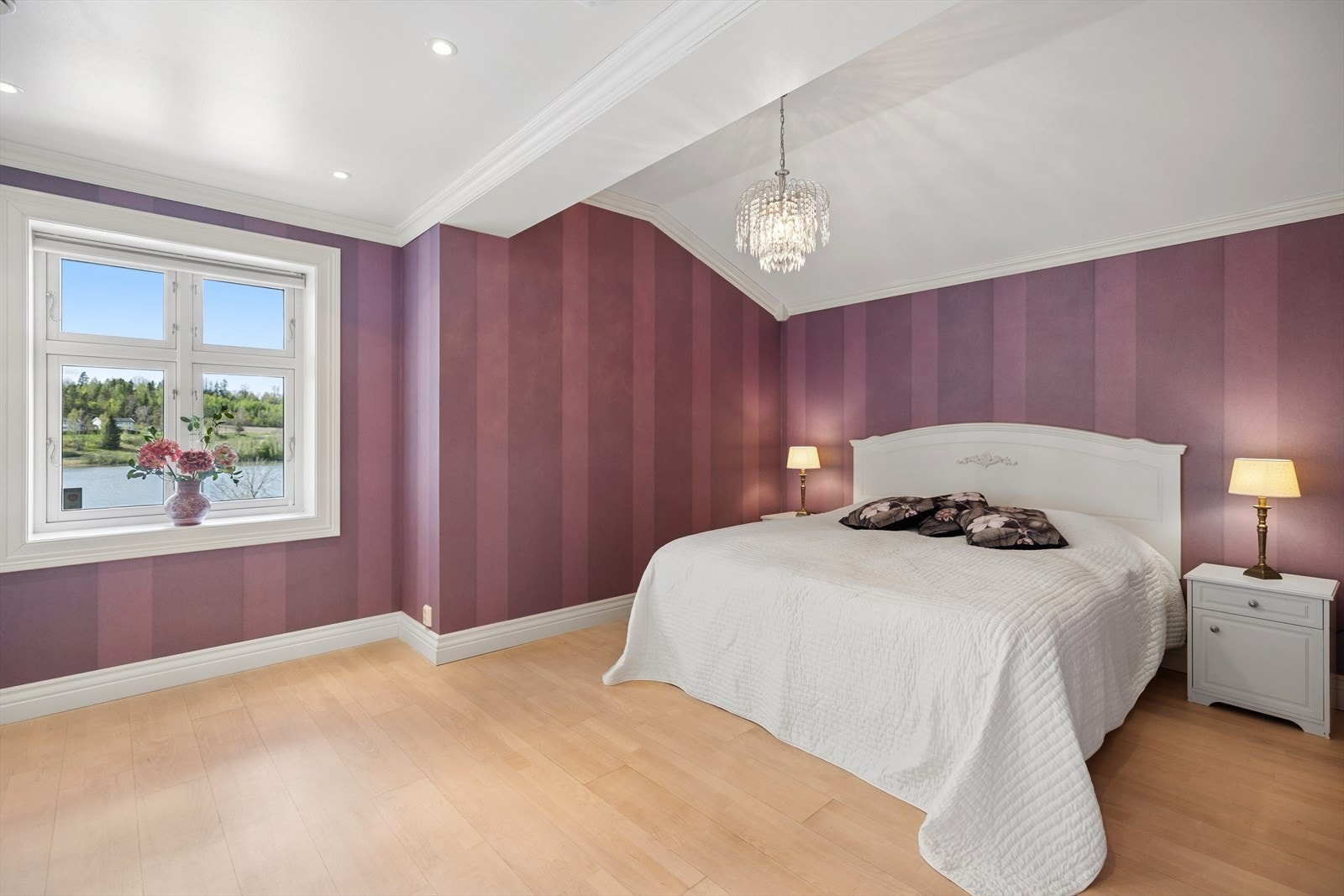 Romslig hovedsoverom med generøs gulvflate og stor garderobe. Her er det god plass til både stor dobbelseng og annen møblering uten at rommet føles lite. Galleribilde