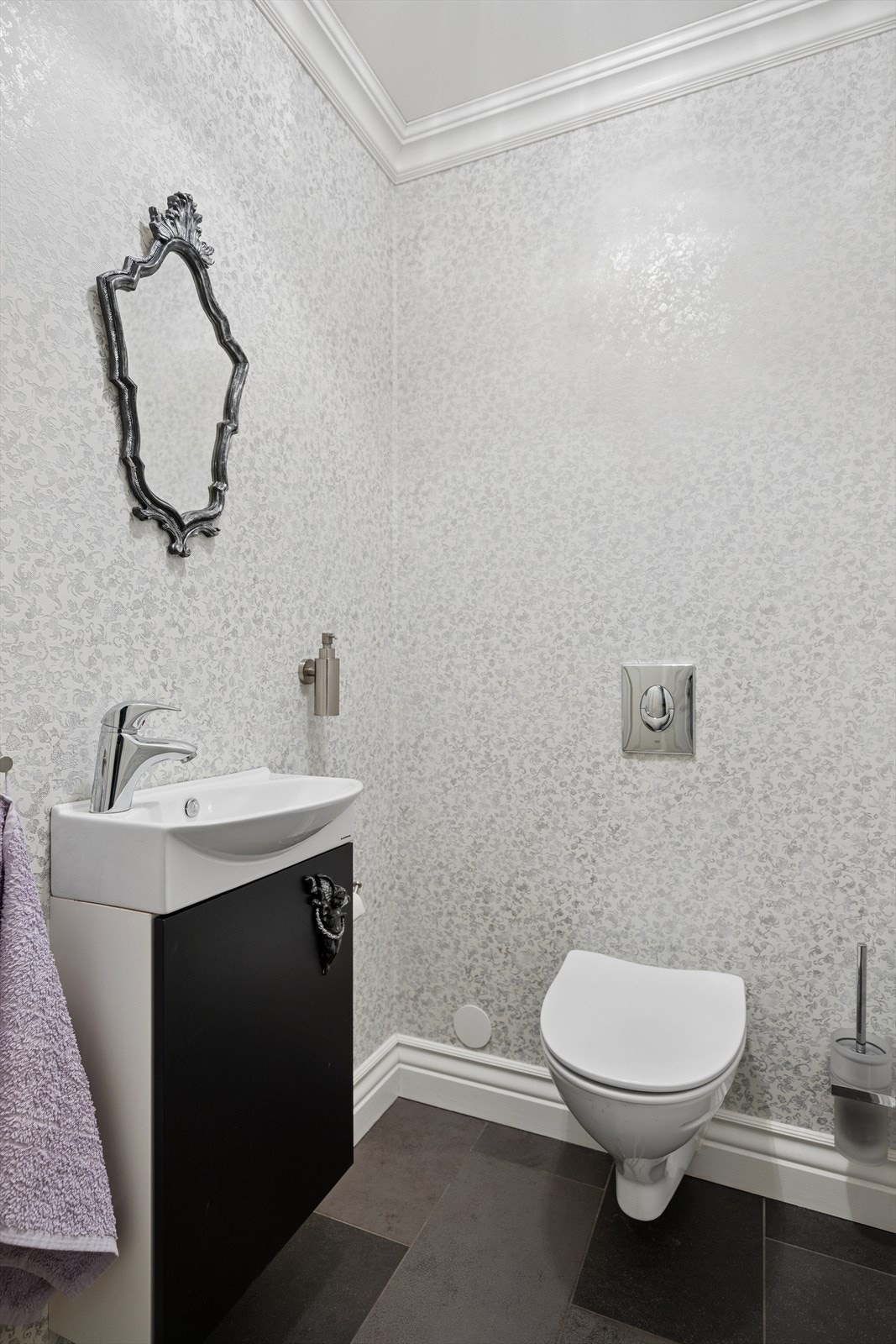 I tillegg til et delikat baderom med dusj, badekar og WC, har boligen også et separat WC-rom . En praktisk og etterspurt løsning for både familie og gjester. Galleribilde