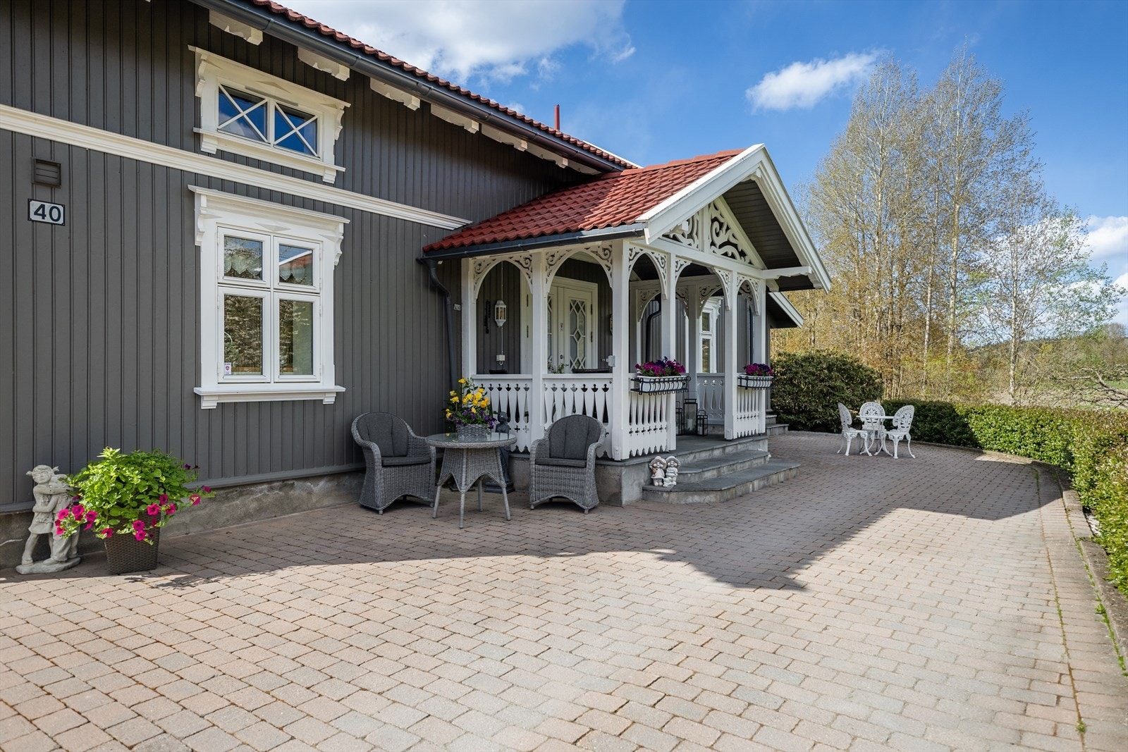 Inngangspartiet imponerer med et vakkert overbygg med historisk preg, skiferbelagt trapp og en tofløyet ytterdør med glassfelt som gir et elegant førsteinntrykk. Hovedhuset er rikt på dekorative detaljer, med vindusomramming og klassisk "snekkerglede". Galleribilde