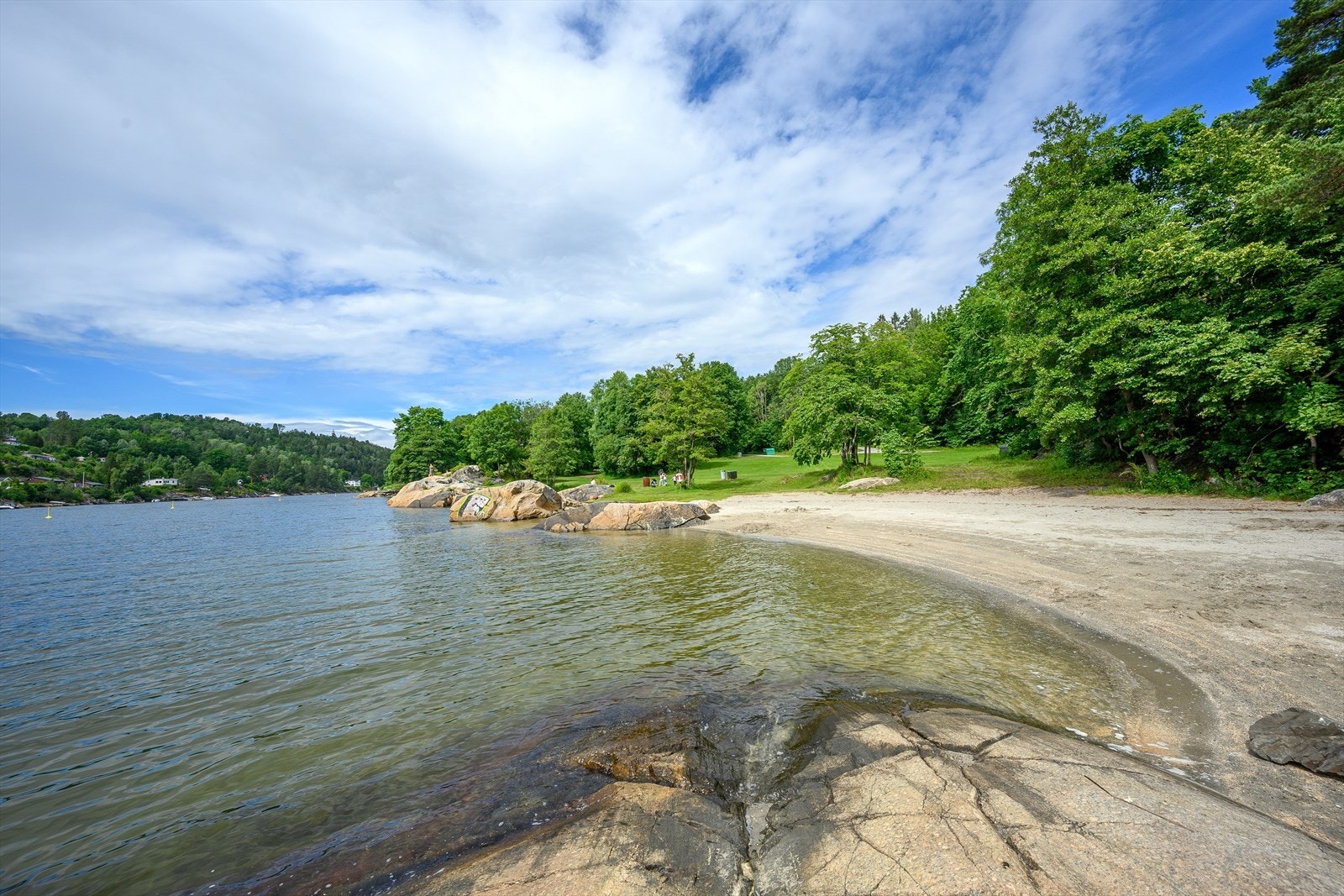 På Breivoll strand kan sommerdagene nytes med bading, piknik og flotte omgivelser ved fjorden. Galleribilde