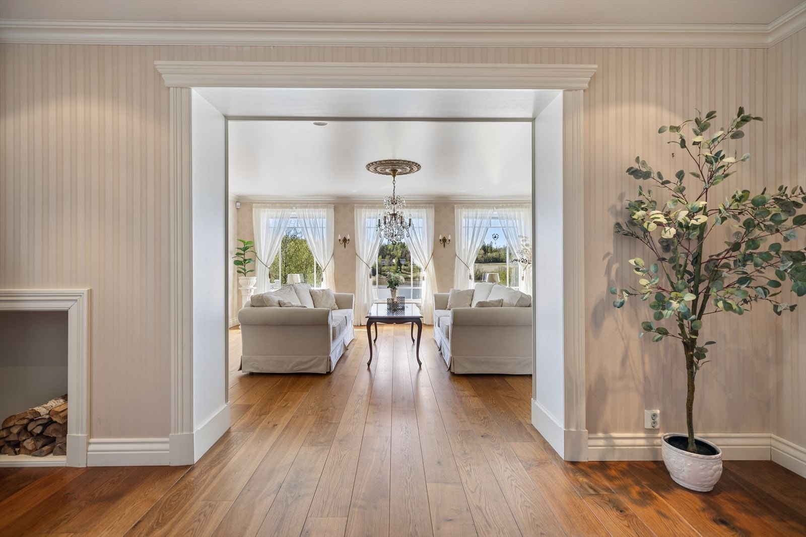 Fra TV-stuen er det en stor og elegant åpning inn til penstuen , som har store vindusflater vendt mot Årungen og byr på flott utsyn samt rikelig med naturlig lys. Galleribilde