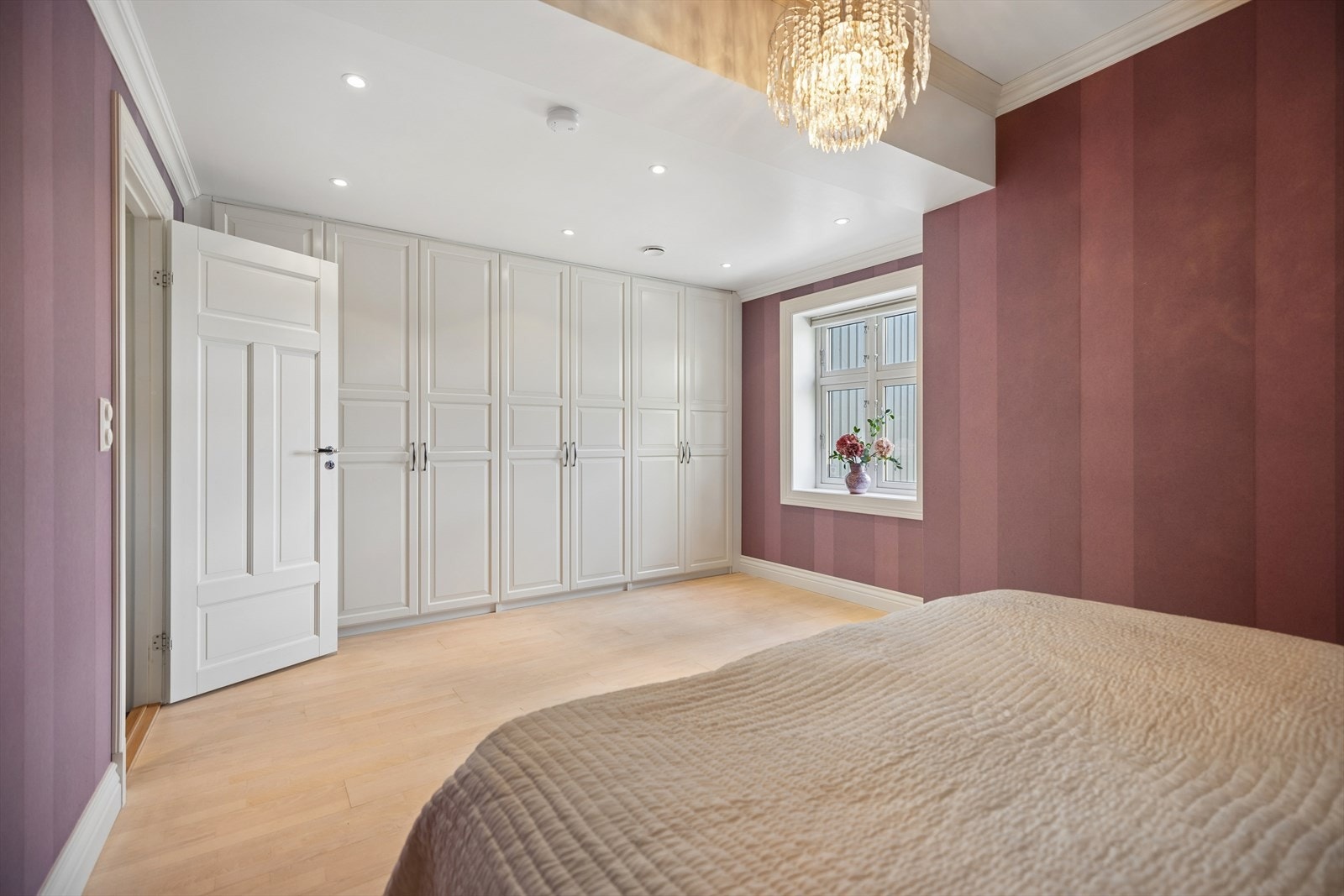 Generøs garderobe på hovedsoverom. Galleribilde