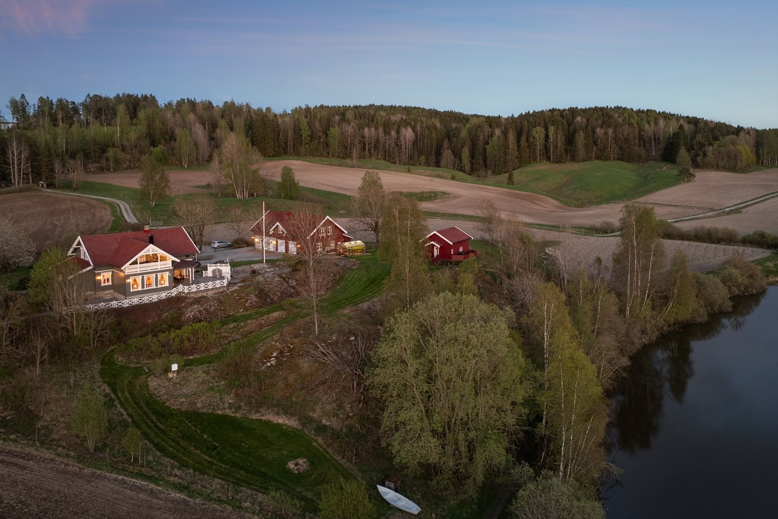 Det er kort vei ned til Årungen fra eiendommen hvor selger har en liten robåt som medfølger i handelen. Galleribilde