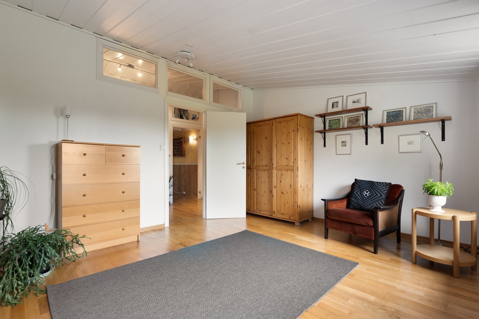 Dette soverommet er enkelt å tilbakestille ved å sett inn en lett vegg og en dør så man får 2 soverom. Galleribilde