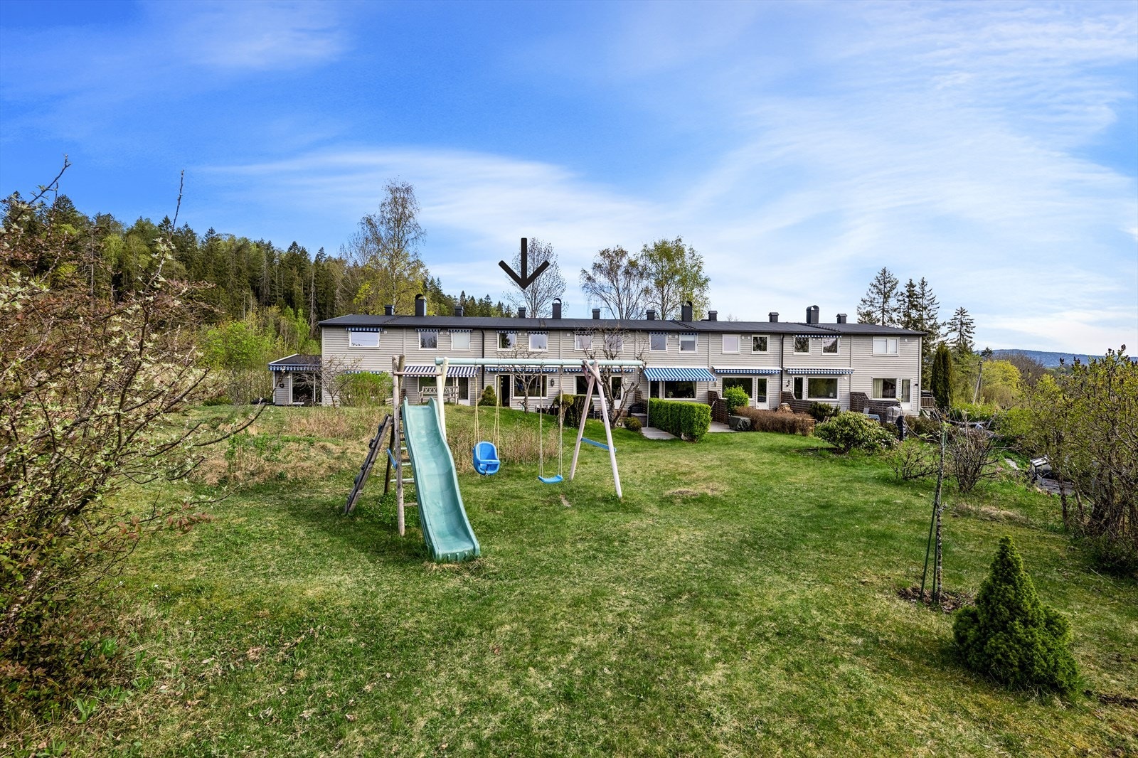 Stort felles uteområde med lekeplass og store grøntområder. Galleribilde