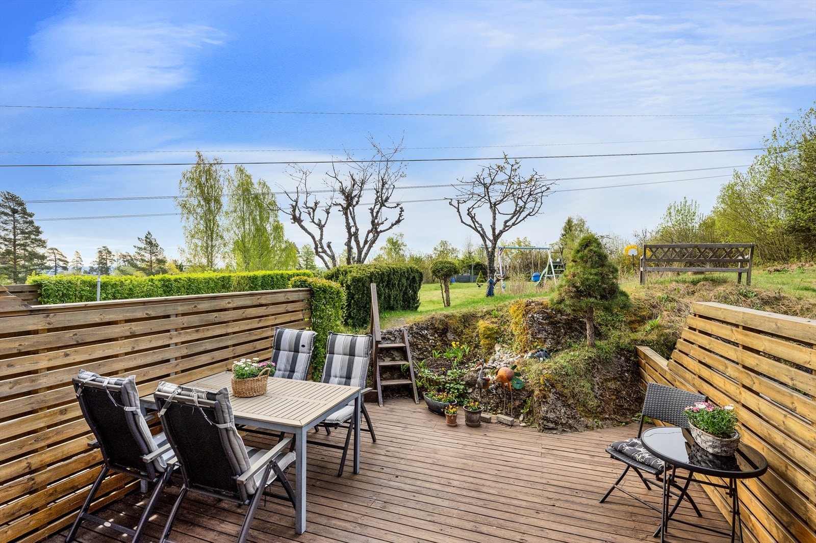 Boligen har en herlig sydvendt terrasse på 21m² som leder rett ut til felles uteområde. Galleribilde