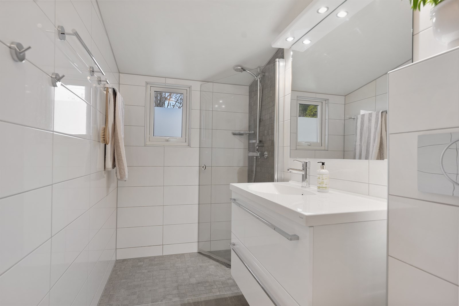 Flott flislagt bad fra 2016 gjort av fagfolk. Stor dusjnisje, vegghengt toalett og servant med innredning, Galleribilde