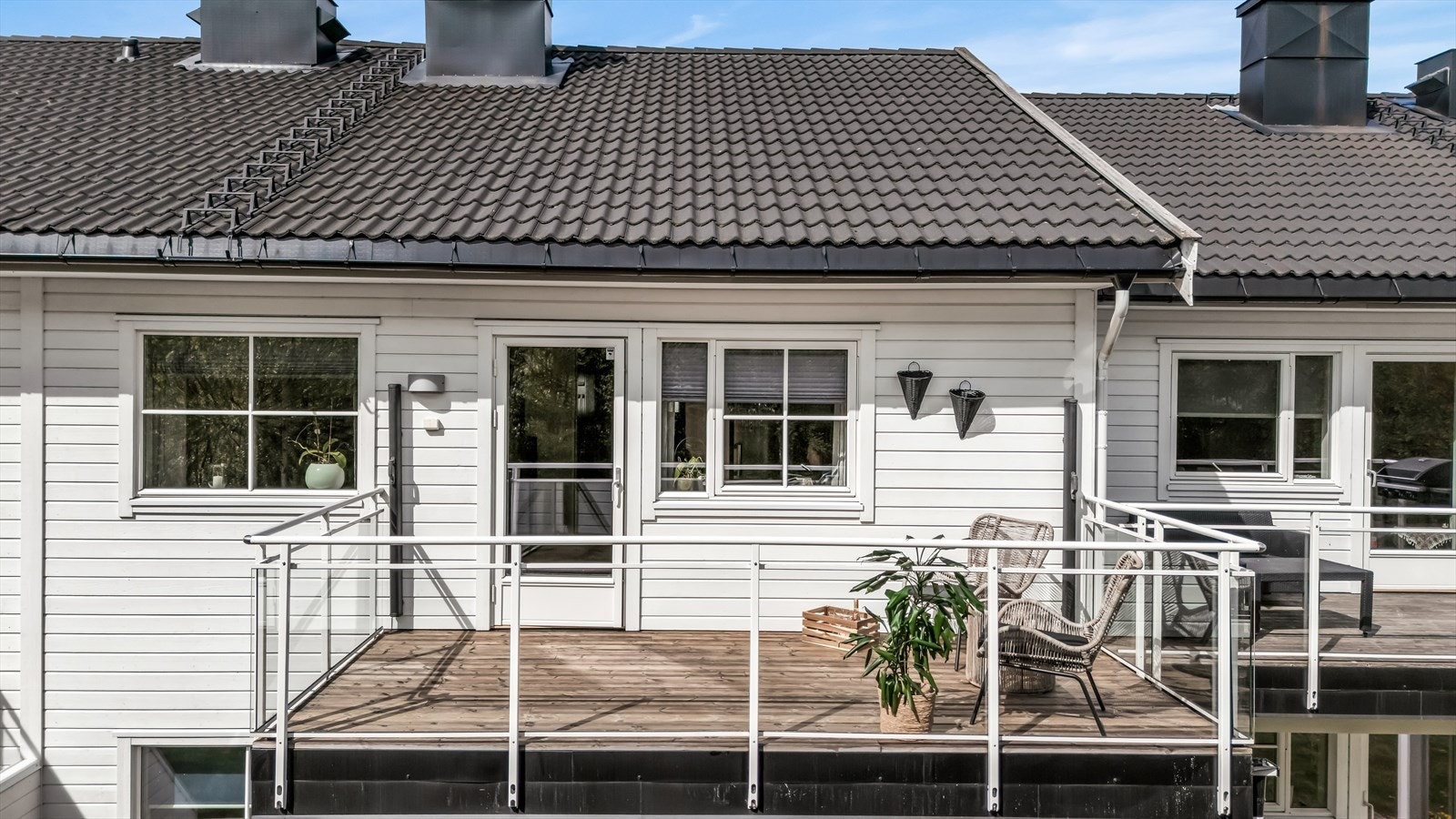 Terrassen er på ca 11 kvm, med rekkverk av glass og aluminium. Galleribilde
