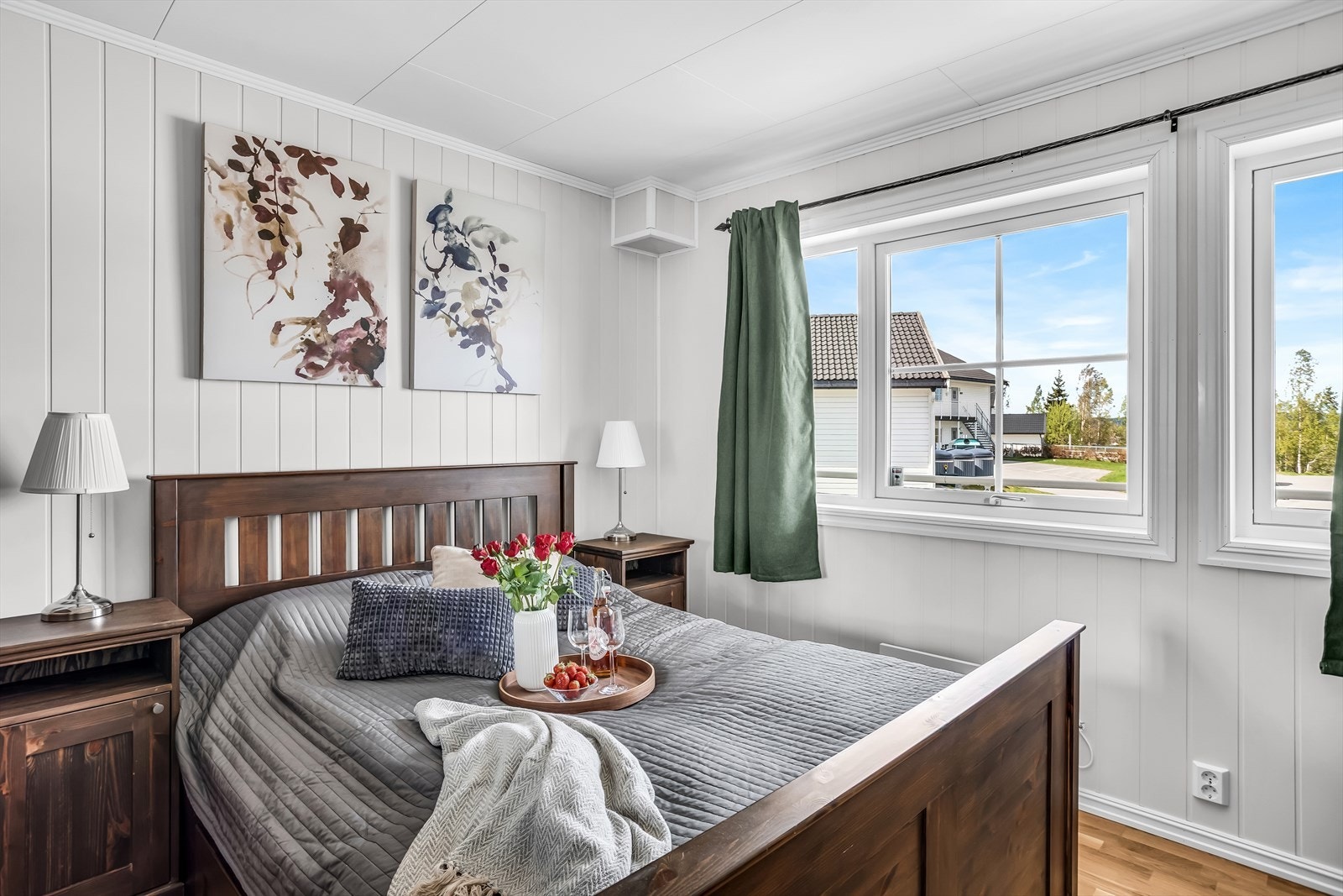 Rommet har parkett på gulvet og profilerte, hvitmalte lister. Galleribilde