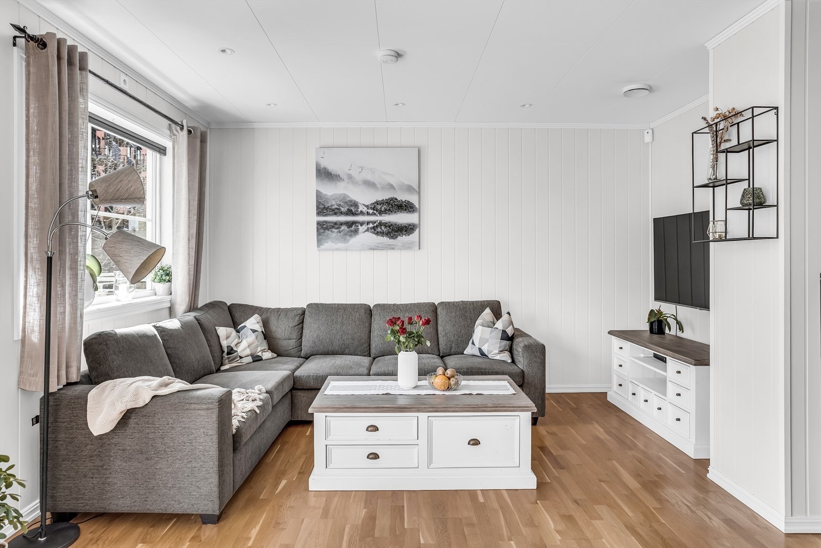 Vegger med mdf-plater og store vindusflater med 2-lags isolerglass gir et lyst og helhetlig inntrykk. Galleribilde