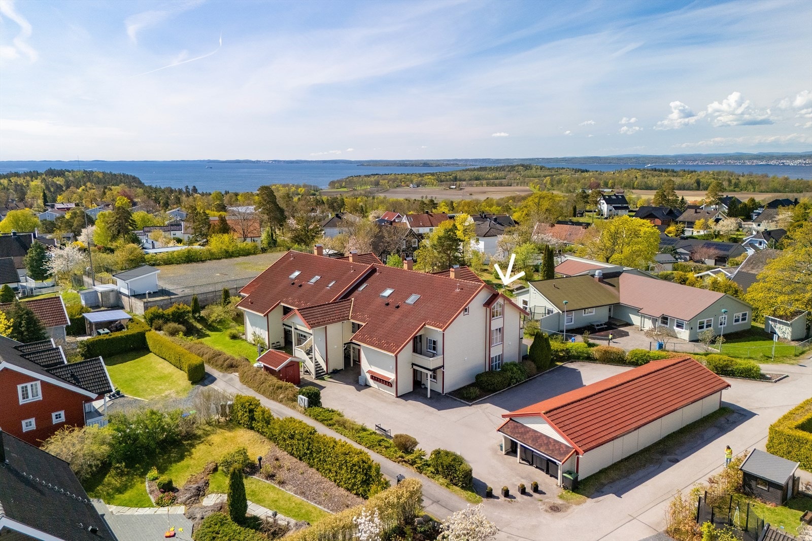 Leiligheten har attraktiv endebeliggenhet i et rolig, populært og barnevennlig boligområde på attraktive Varden på Jeløya. Galleribilde