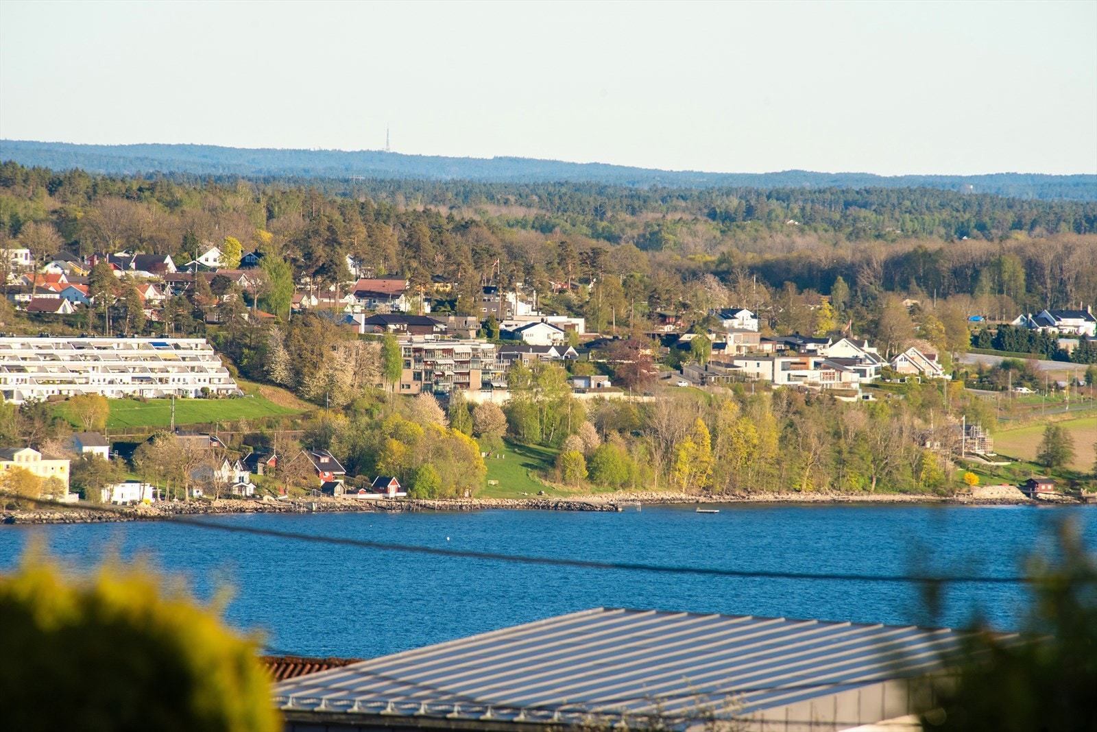 Fra leiligheten er det fjordutsikt mot vest fra takvinduene over til blant annet Feste på Mossesiden. Bilde er zoomet Galleribilde