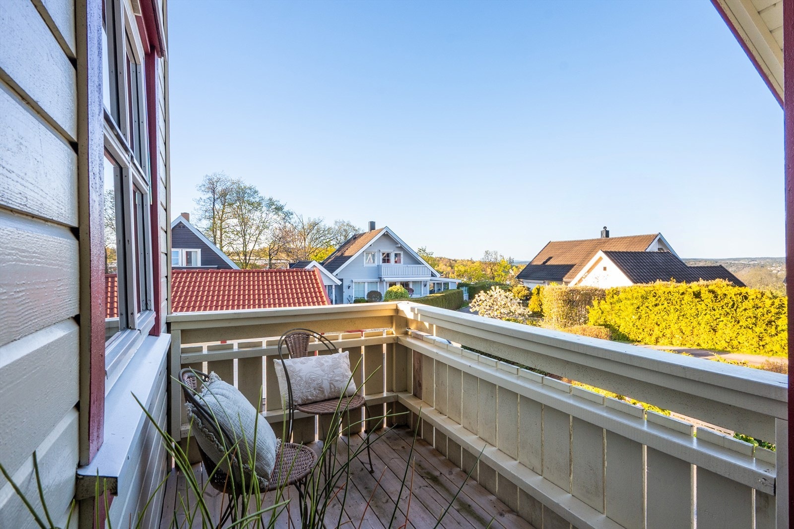 Ved inngangspartiet er det plass til et hyggelig kafésett eller annet mindre utemøblement. Galleribilde