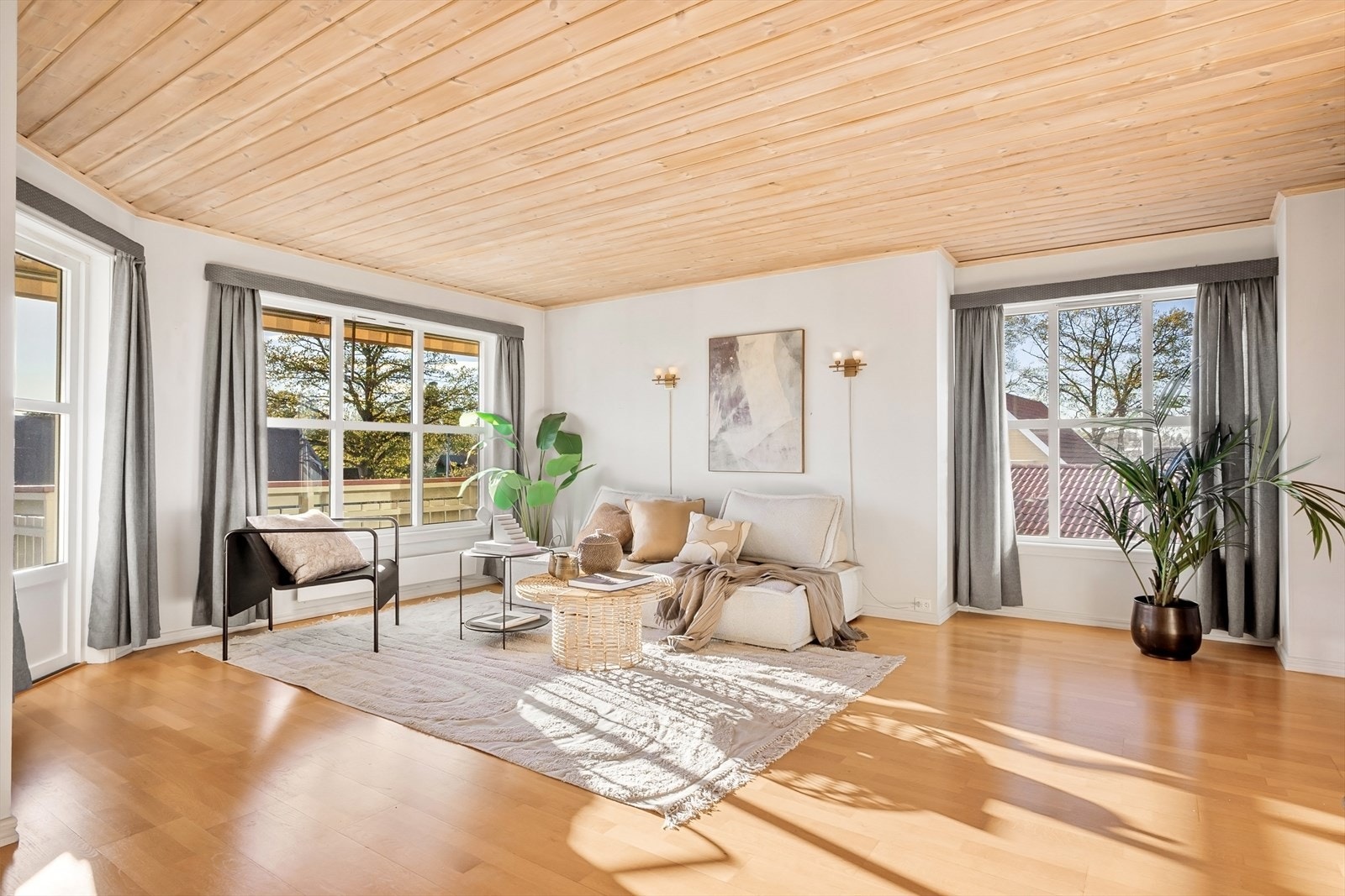 Hovedstuen har meget god størrelse med plass til soner for spisestue og sofaløsning. Galleribilde