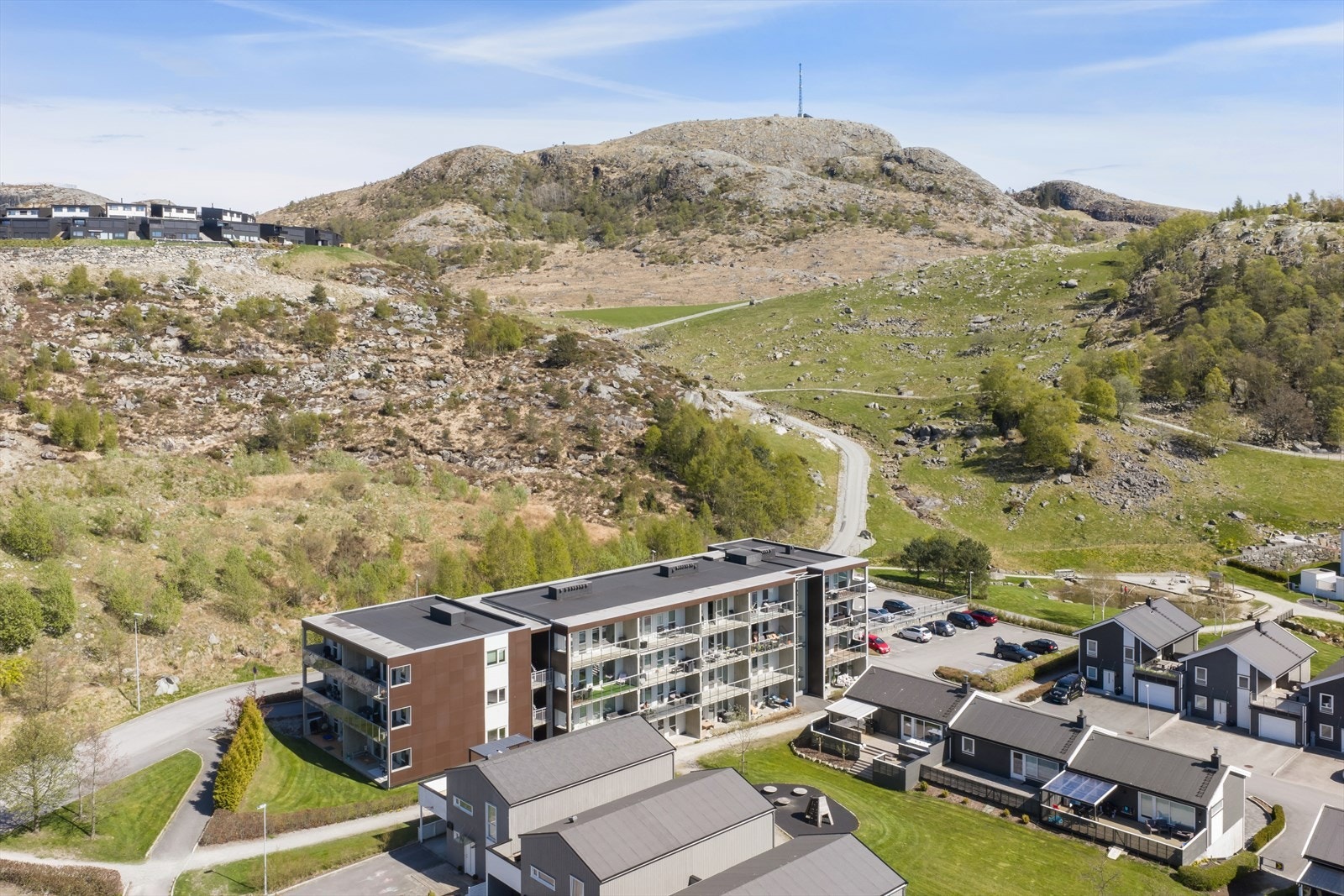Her bor du tett på flott natur og fine turområder. Galleribilde