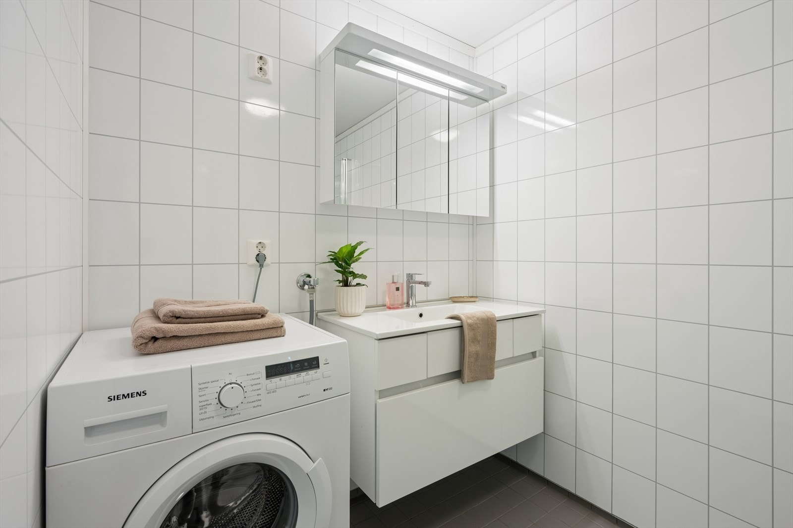 Her er det vannbåren gulvvarme, vegghengt toalett og opplegg for vaskemaskin. Galleribilde