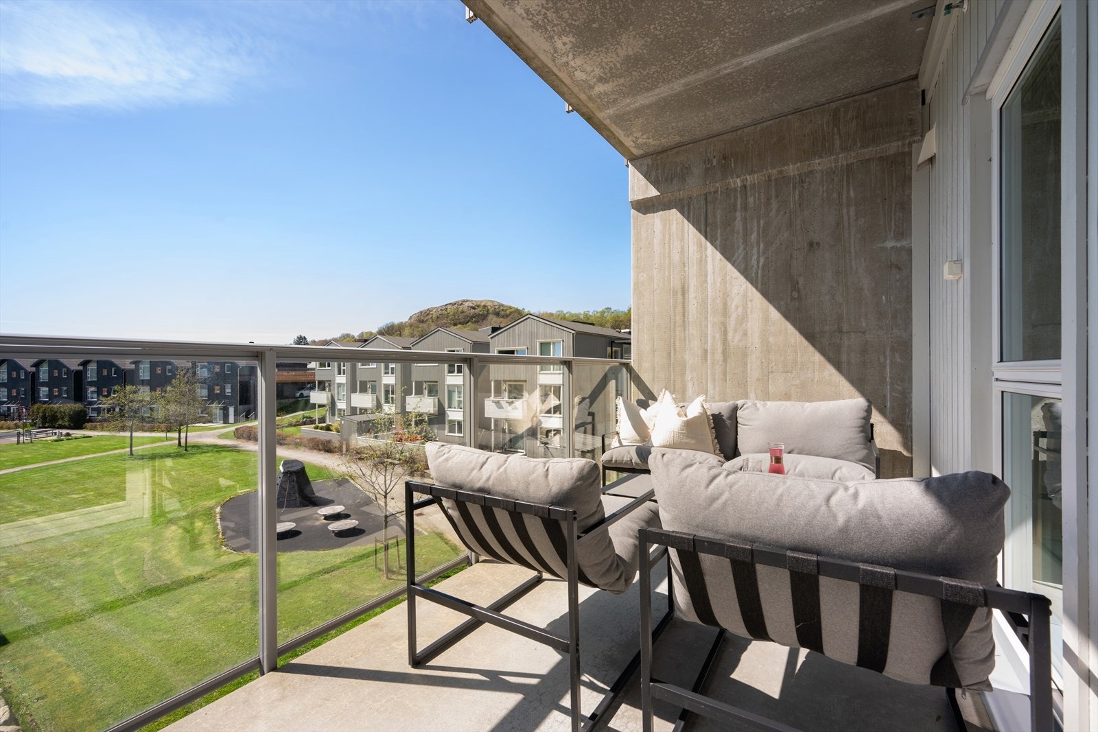 Verandaen har god plass til sittegruppe. Galleribilde