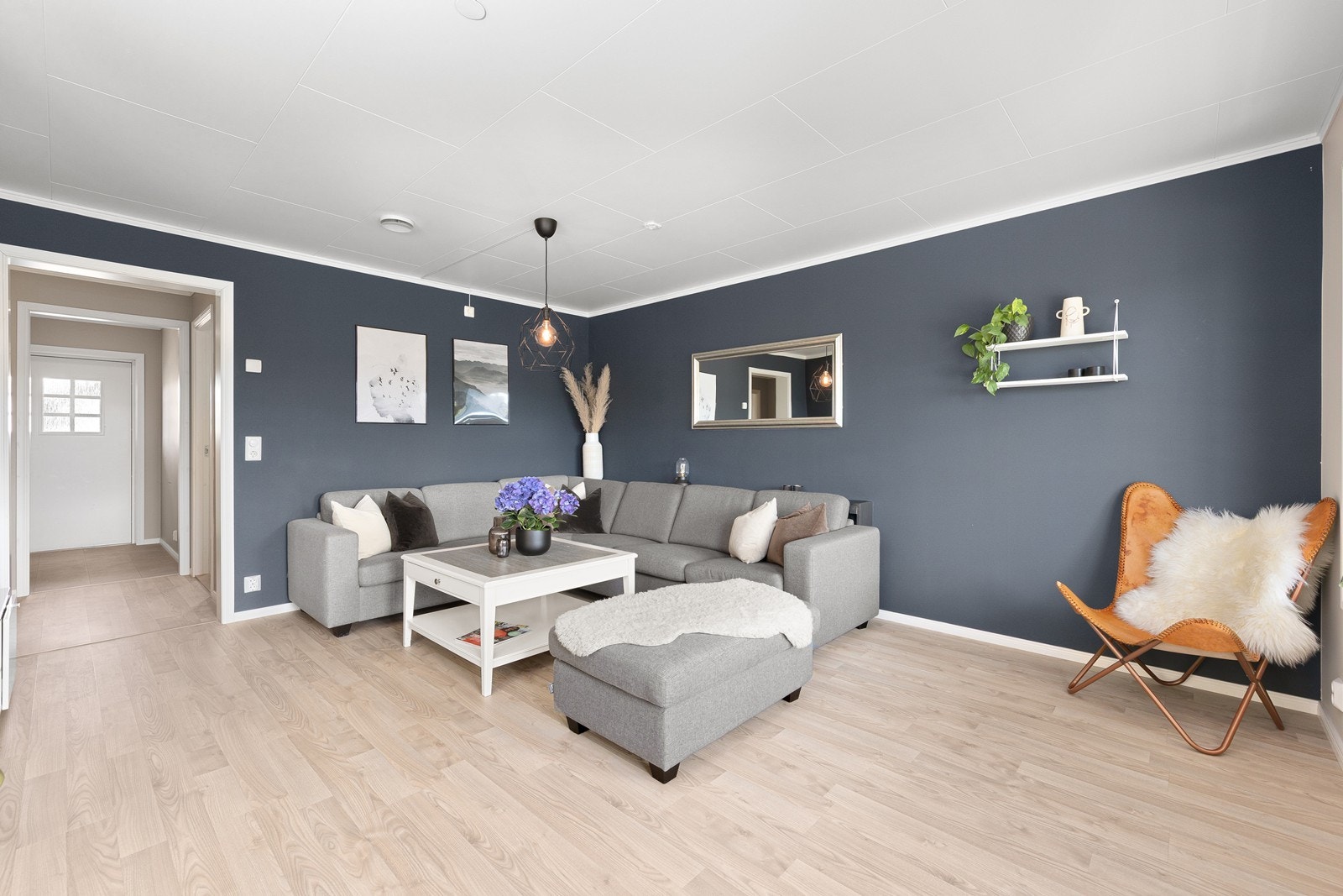 Stuen har god plass til en romslig sofagruppe og ønsket møblering. Galleribilde