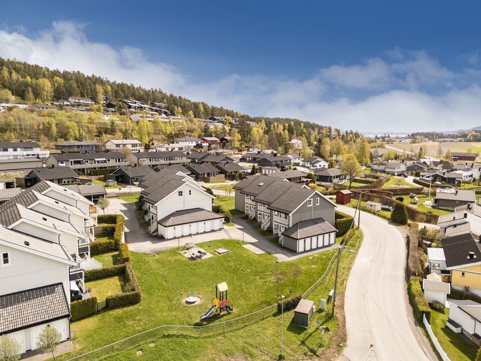 Eiendommen ligger i et etablert og barnevennlig boligområde i Skafjellåsen. Galleribilde