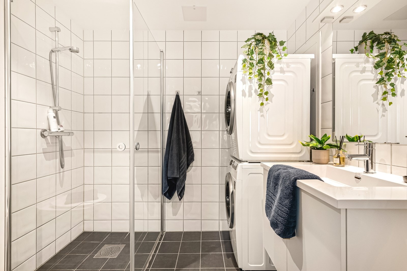 Helfliset bad med vannbåren gulvvarme, vegghengt toalett og vaskemaskin + tørketrommel som medfølger handelen. Galleribilde