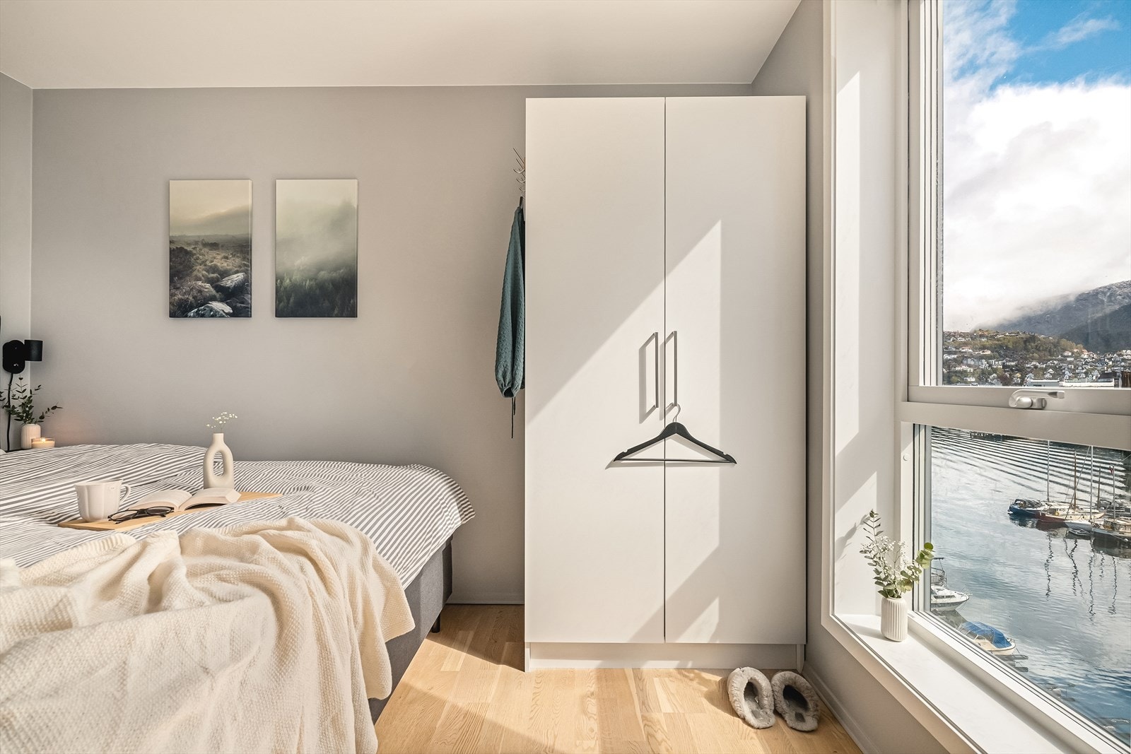 Soverommet vender aldeles nydelig ut mot Puddefjorden. Rommet måler 7,6 m². Galleribilde