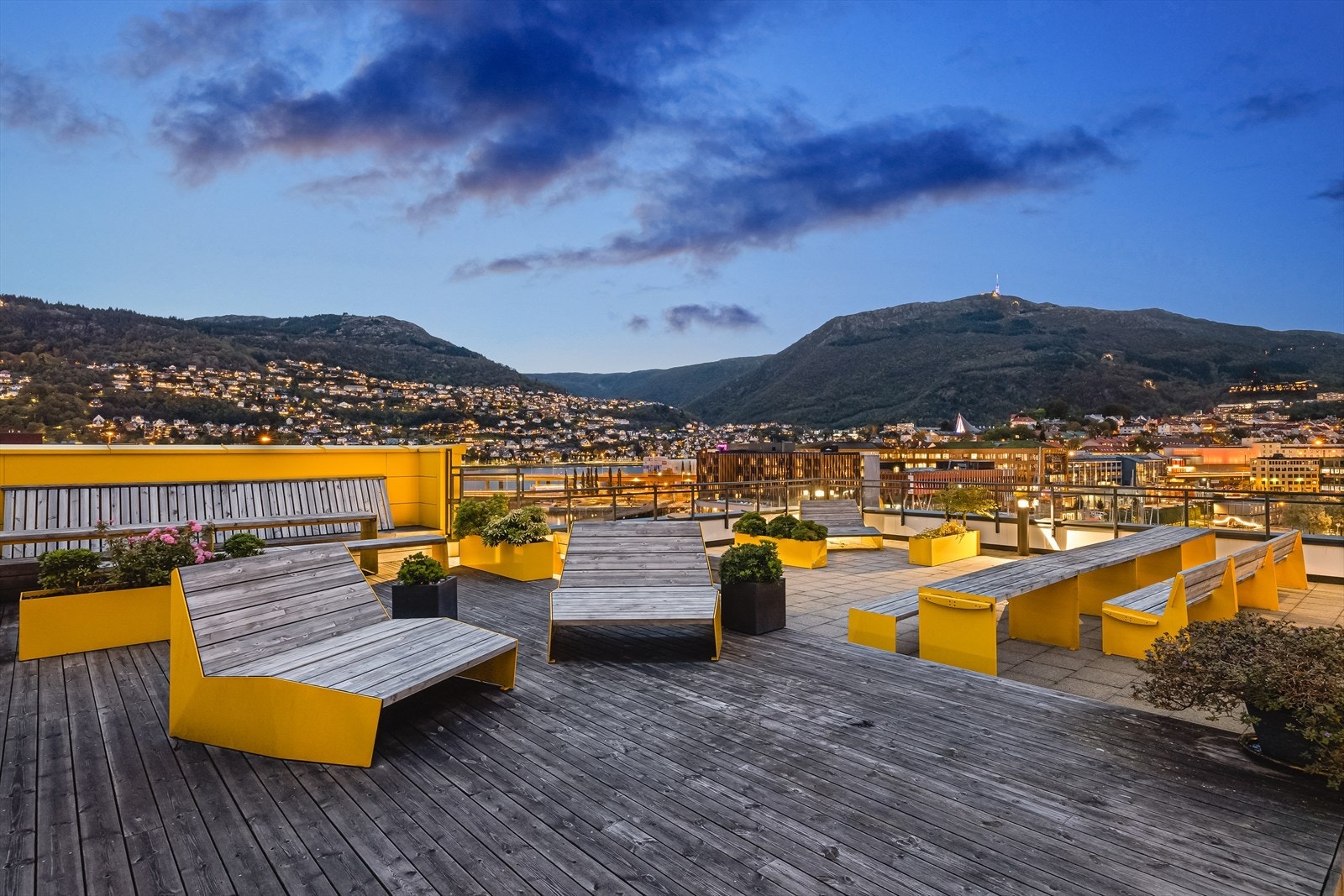 Fra takterrassen er det flott utsikt over nærområdet, byfjellene og innseilingen til sentrum. Du finner alltid en solplass i Viken Amfi! Galleribilde