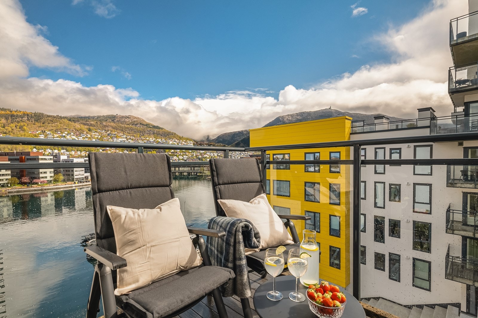 Fra balkongen har du utsikt mot Puddefjorden og Ulriken, med sol fra tidlig morgen til ettermiddag. Galleribilde
