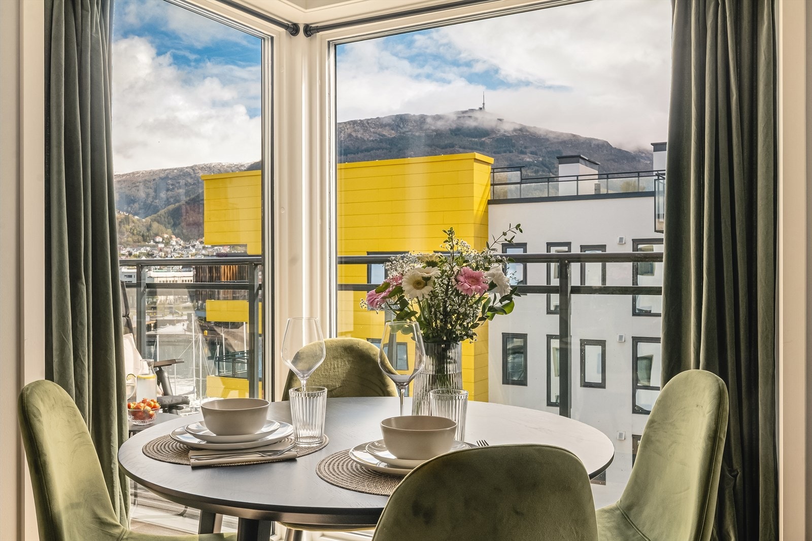 Utrolig hyggelig spiseplass ved vinduet, med utsikt mot Ulriken og Puddefjorden. Galleribilde