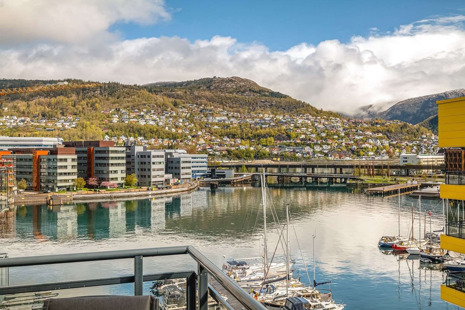 Privat balkong vender nydelig mot Puddefjorden, Fjellsiden, Fløien og Ulriken. Sol fra morgen til ca. kl. 15 sommerstid. Galleribilde