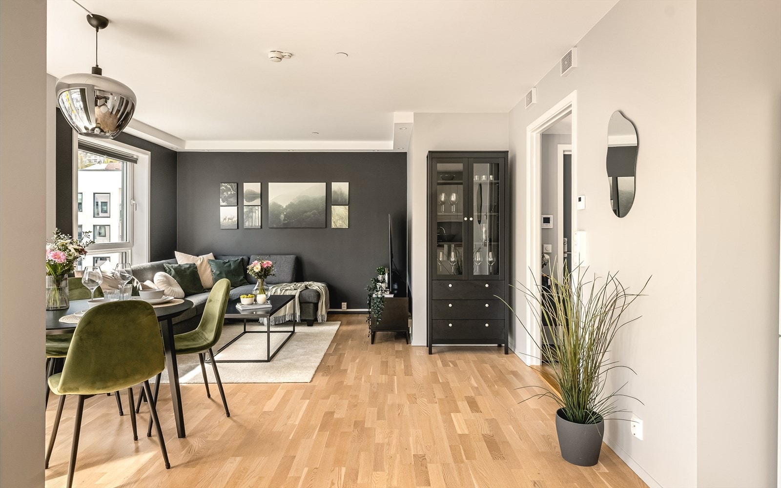 Stue og kjøkken har en sosial, åpen løsning. Rommet måler 25,7 m², og er lett å innrede. Galleribilde