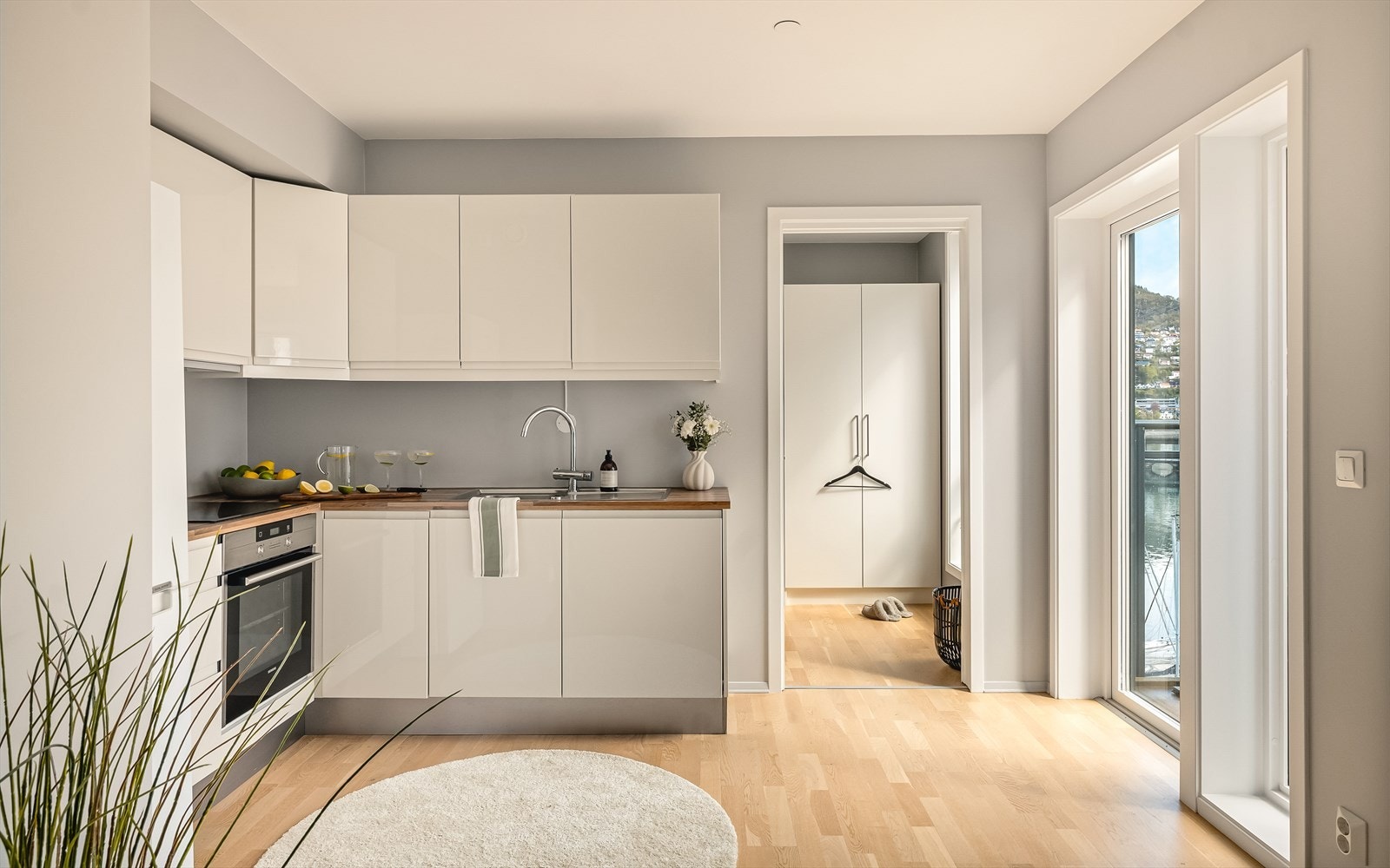 Åpent og luftig ved kjøkken. Tidløs, stilren innredning i slette hvite fronter og laminert benkeplate. Innredning fra HTH. Galleribilde