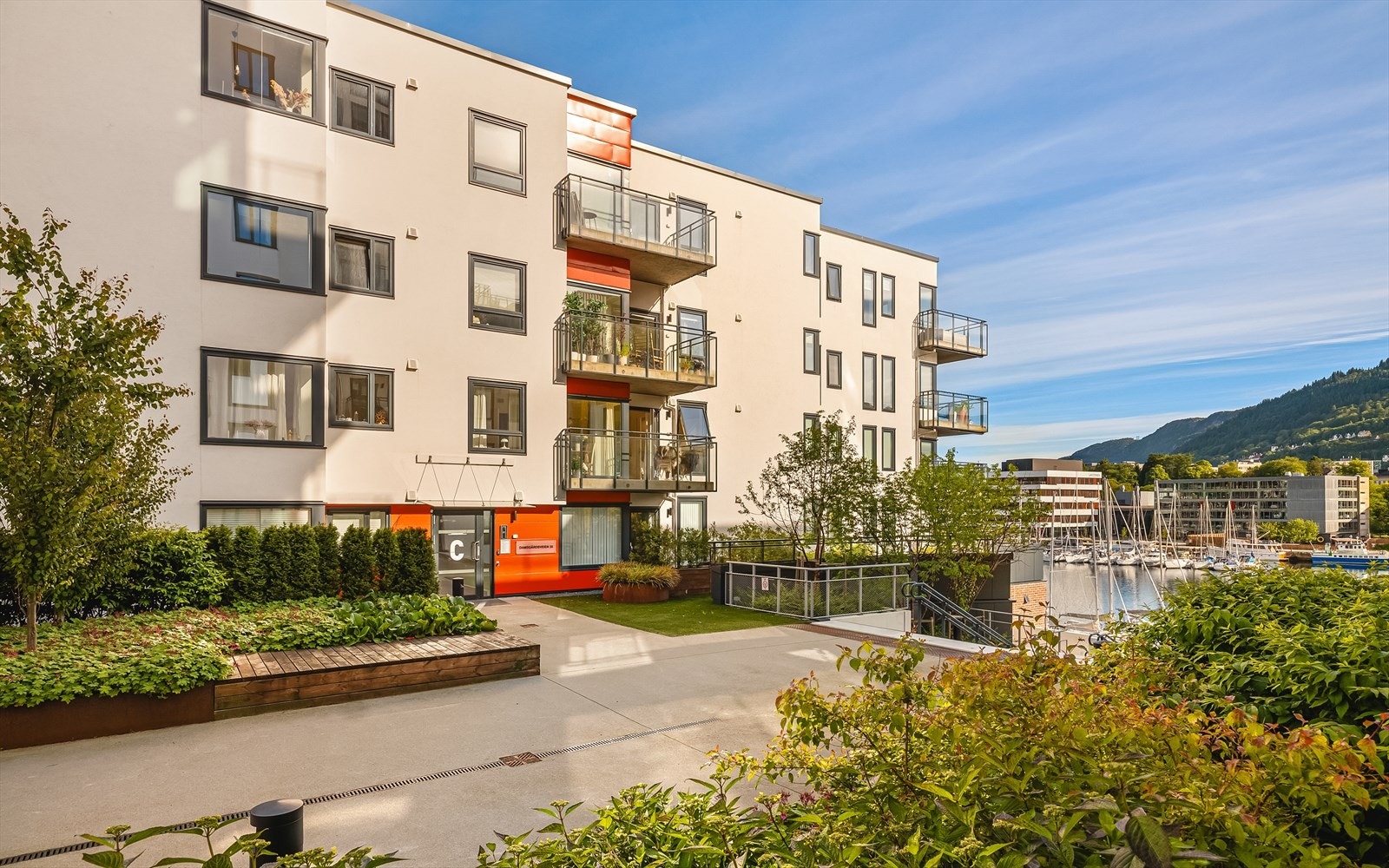 Trappen ned til bryggekanten gir deg enkel tilkomst til sjø, samt den fine promenaden langs sundet. Galleribilde